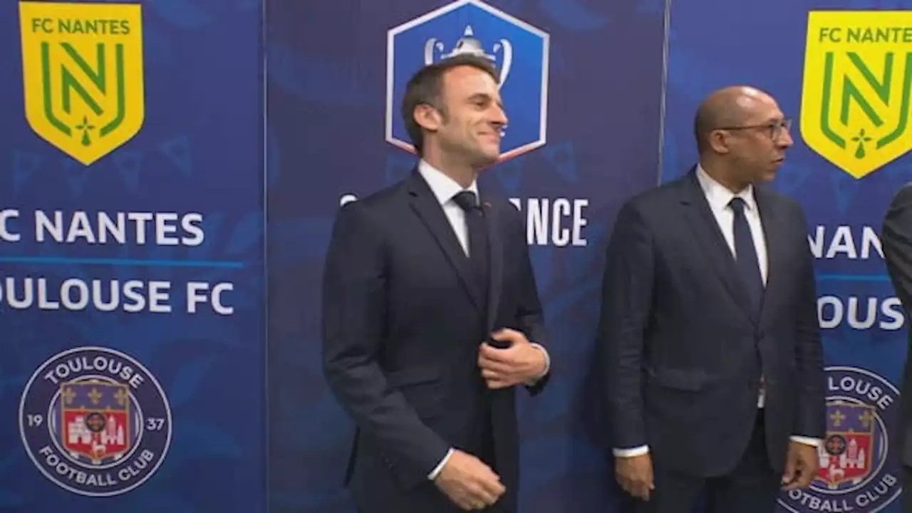 Coupe de France: Emmanuel Macron a salué les joueurs de Nantes et Toulouse dans les couloirs du stade