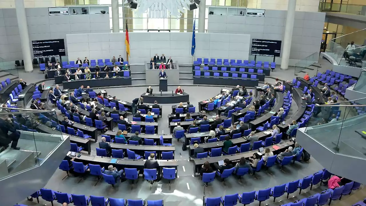 Bundestag geht ersten Schritt zu längerer Legislatur