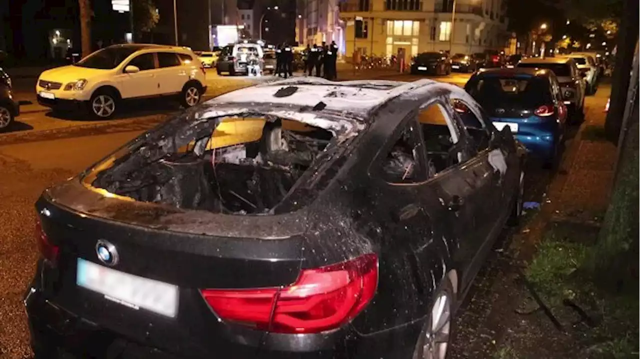 Randalierer beschädigen und zerstören Autos und Fensterscheiben in Berlin-Mitte