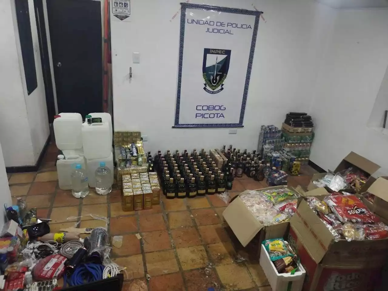 Incautan enorme caleta que pretendía entrar a La Picota: había licor y hasta elementos de barbería