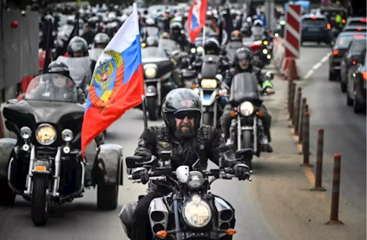 Des motards russes pro-Poutine entament un rallye