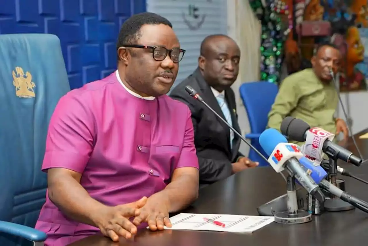 Ayade extends teachers' service year in Cross River