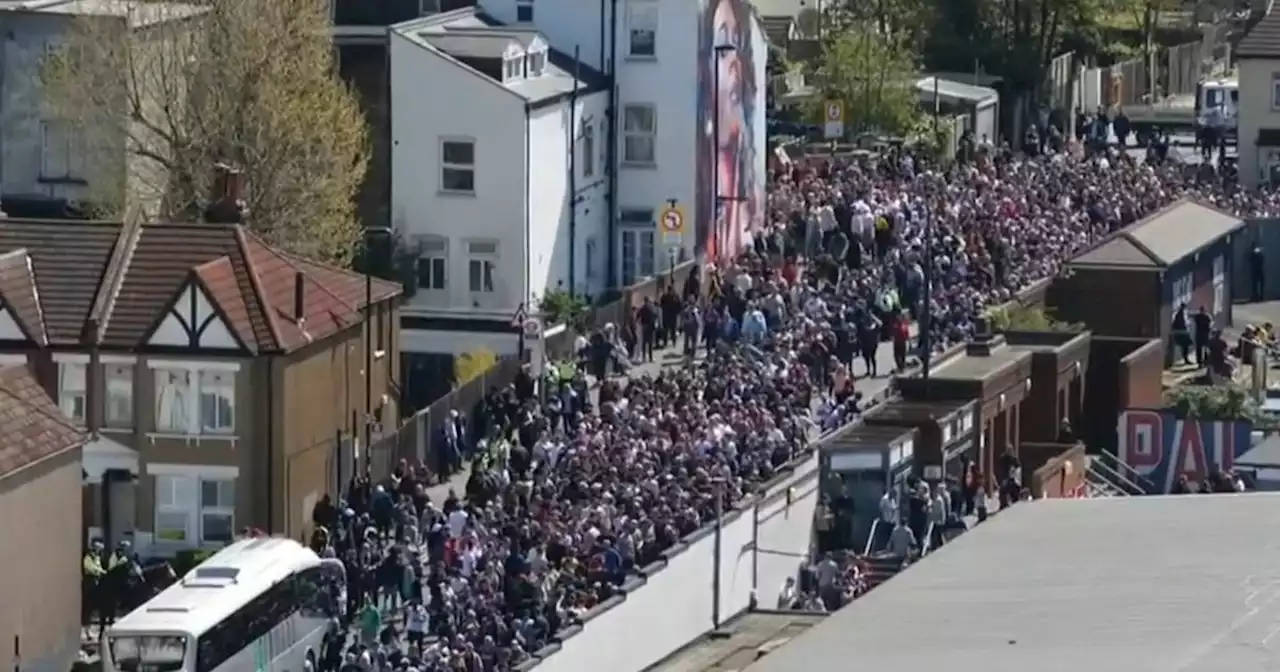 En la perfecta Premier League, un partido arrancó 15' más tarde porque se trabaron los molinetes de acceso