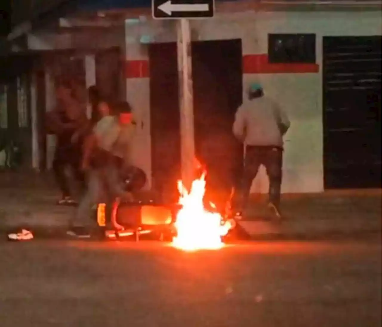 Barras del América y Cali chocaron con machetes y quemaron una moto