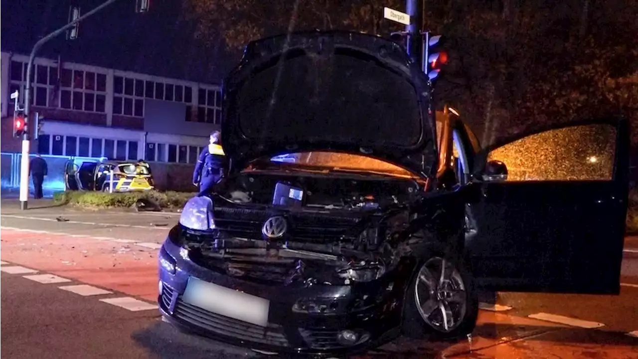 Krefeld: Streifenwagen auf Einsatzfahrt kracht mit Auto zusammen