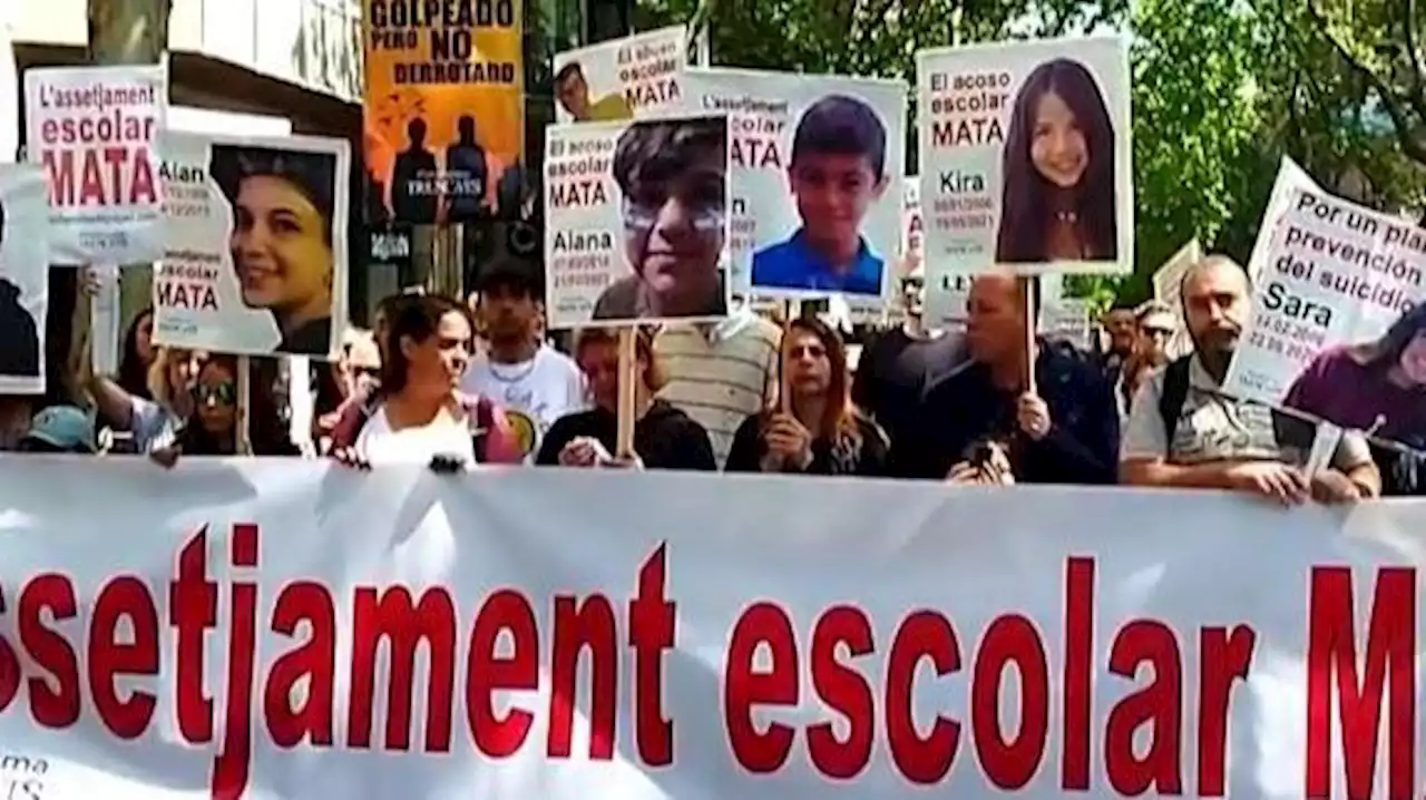 Manifestación contra el bullying en Barcelona: la madre de Alana, una de las gemelas de Sallent, en la cabecera