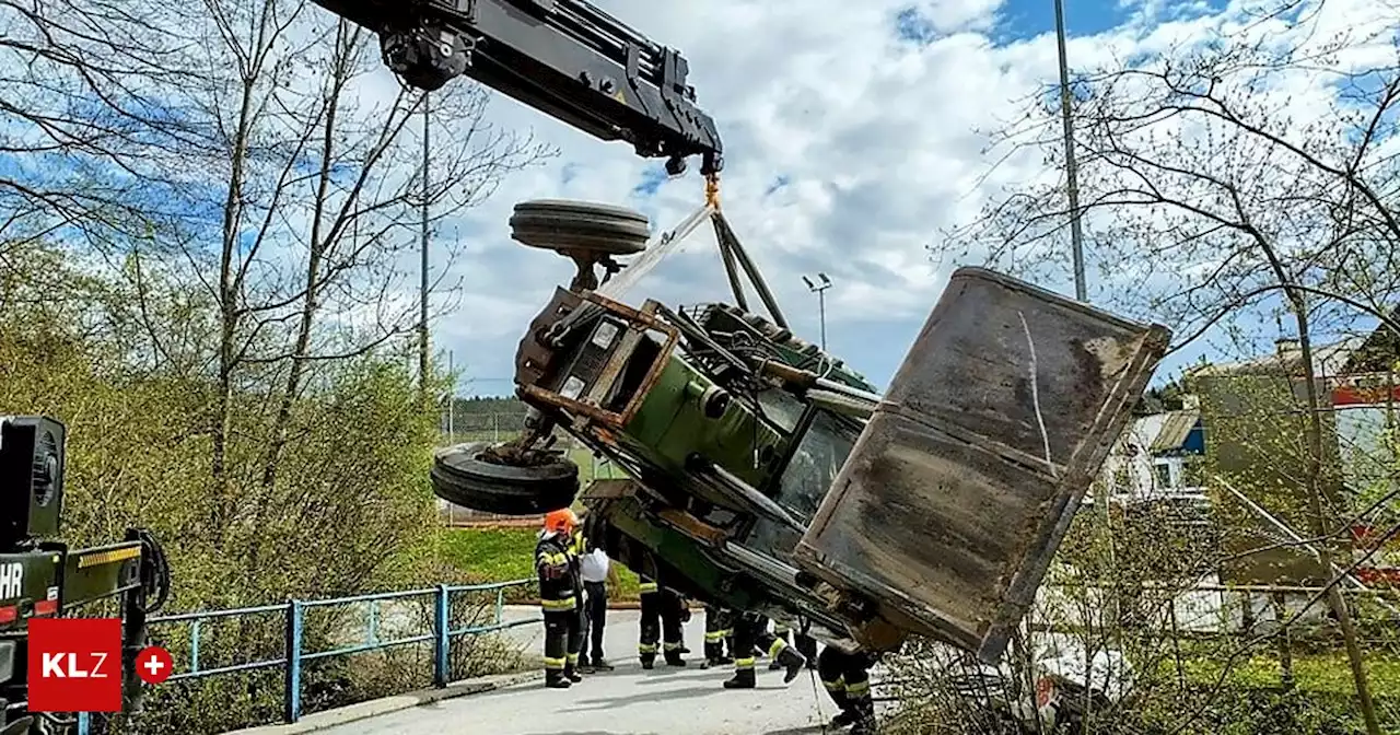 Traktor sichergestellt: 38-jähriger Traktorfahrer in Bachbett gestürzt und verletzt | Kleine Zeitung