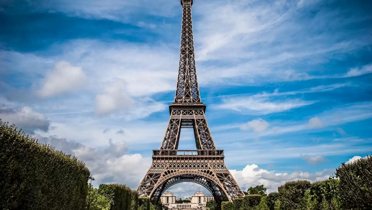 Victime d'un arrêt cardiaque, un homme opéré au 2e étage de la tour Eiffel par un médecin du Samu