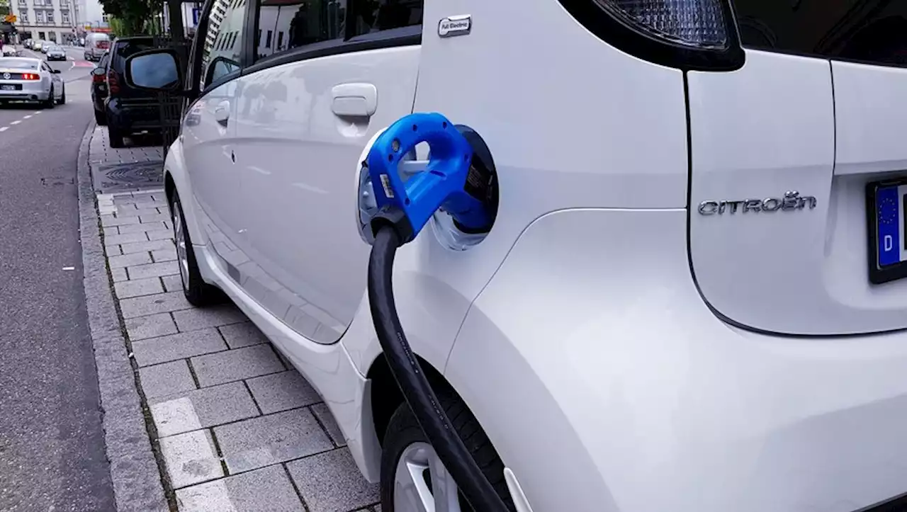 Voiture électrique à 100 euros par mois : quels sont les Français concernés par le dispositif promis par Emmanuel Macron ?