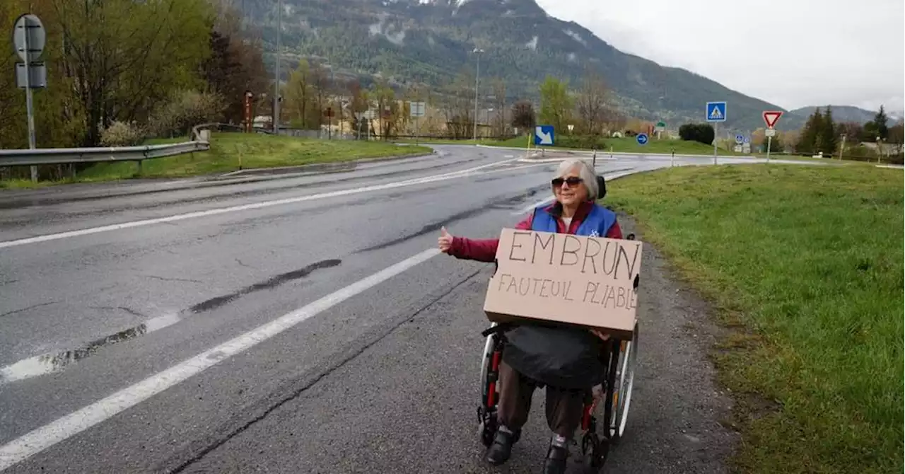 Vidéo : en fauteuil roulant, une militante associative tente de faire Briançon-Nice en auto-stop