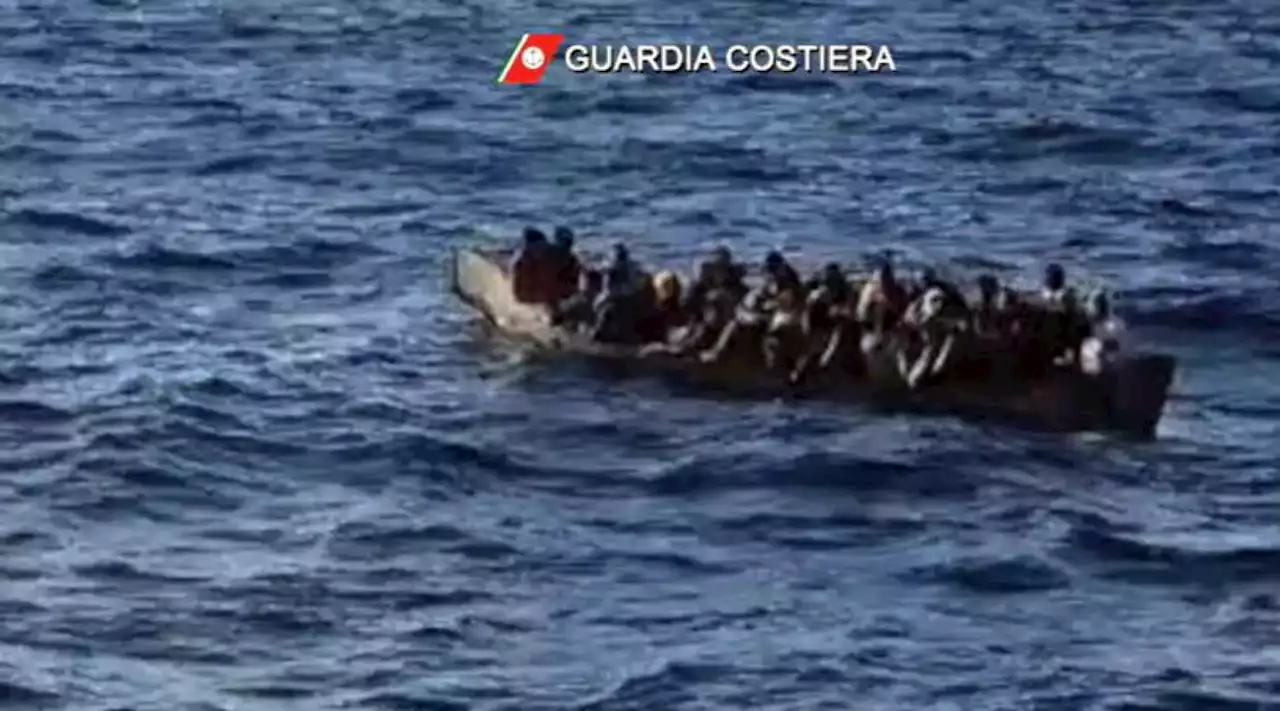 Peschereccio tunisino tenta furto di motore barca di migranti, bimba muore