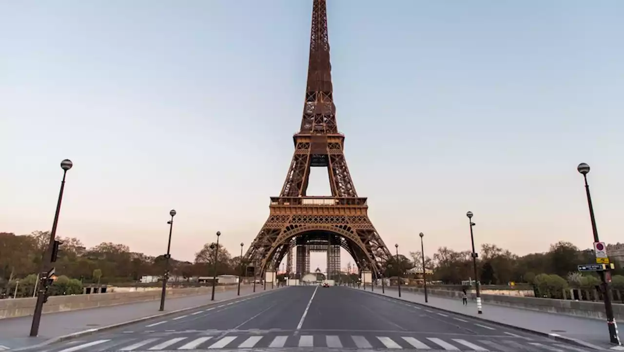 Victime d'un arrêt cardiaque, un homme opéré du cœur avec succès depuis le deuxième étage de la Tour Eiffel