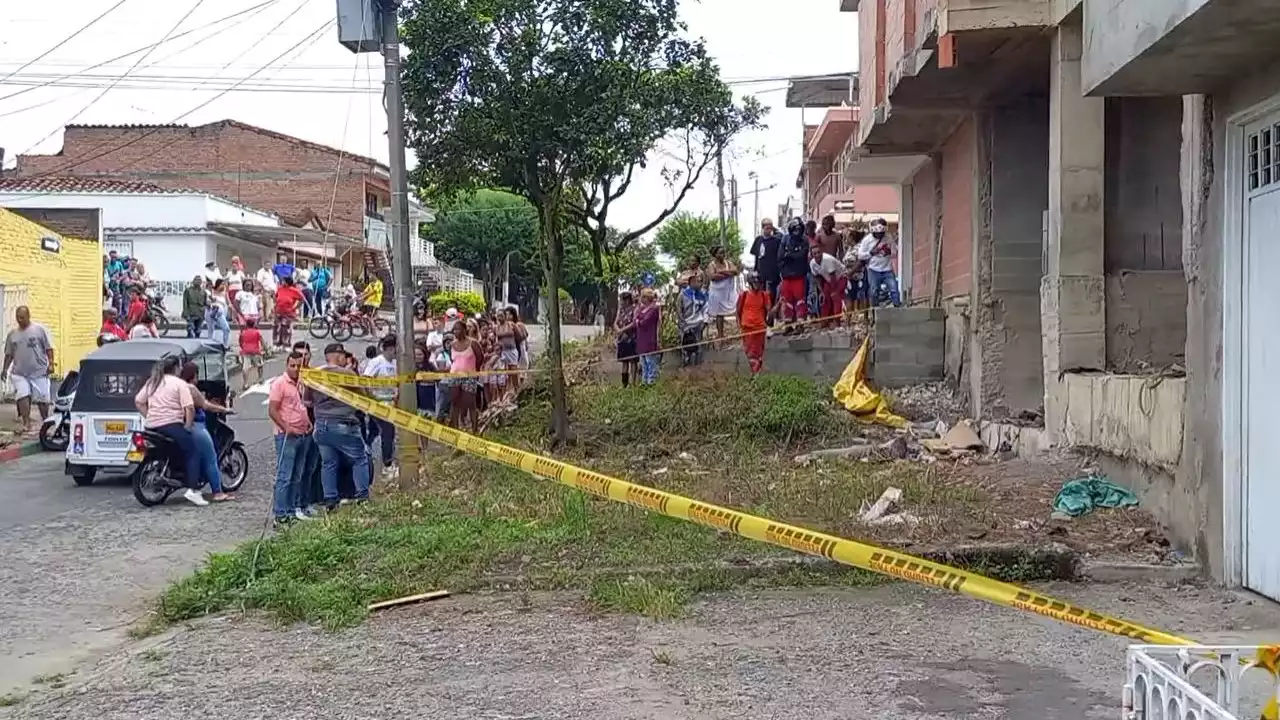 [VIDEO] Encuentran un cuerpo quemado en medio de un incendio de basura