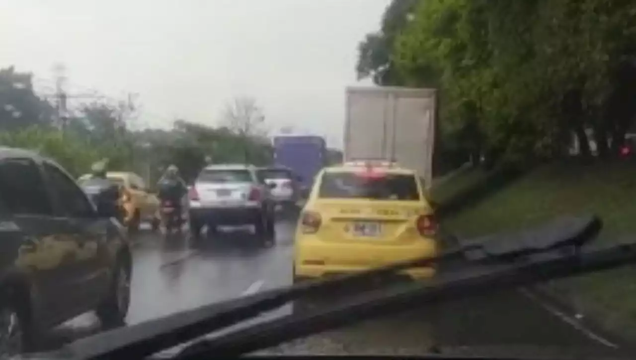 VIDEO. ¡Pilas! Movilidad reducida en la Autopista Norte, sentido Sur - Norte, por accidente