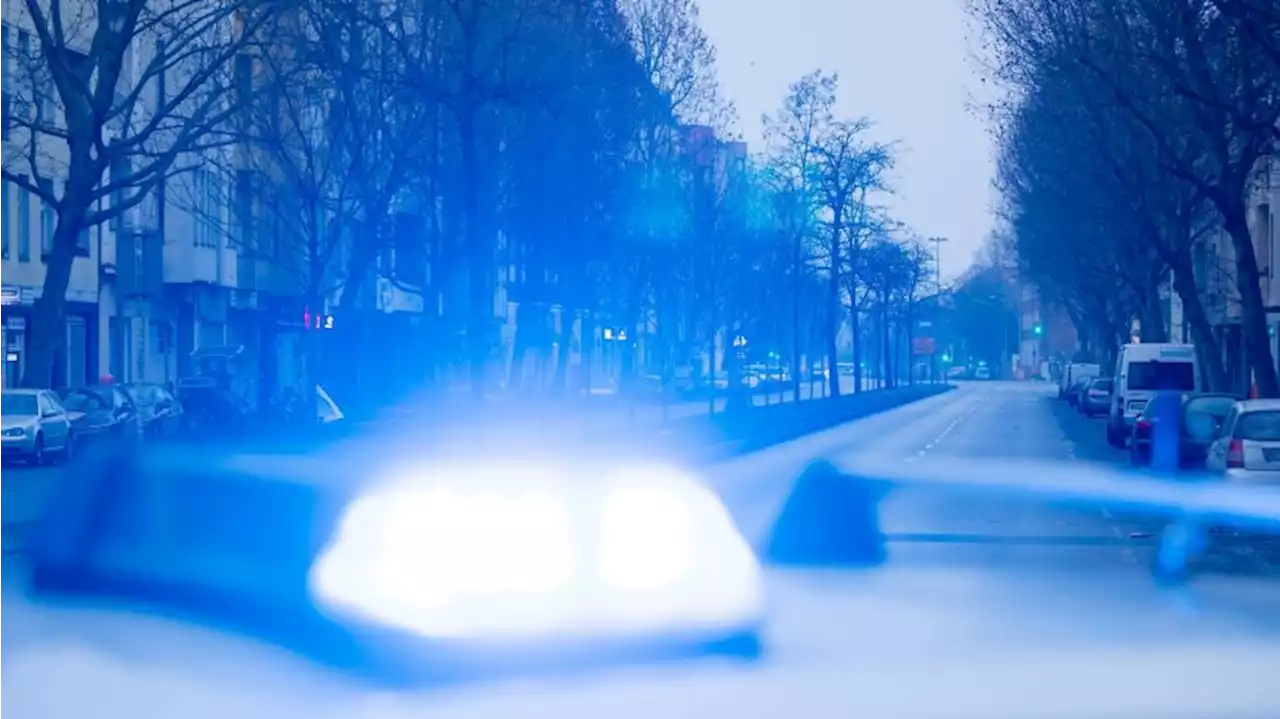 Randalierer beschädigen Autos in Berlin-Mitte