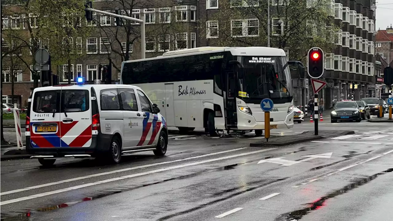 Fietser (50) alsnog overleden na aanrijding met bus in Amsterdam