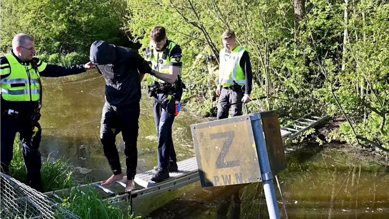 Verdachte ontsnapt via dakluik uit politiebus Hoorn, na massale inzet opnieuw opgepakt