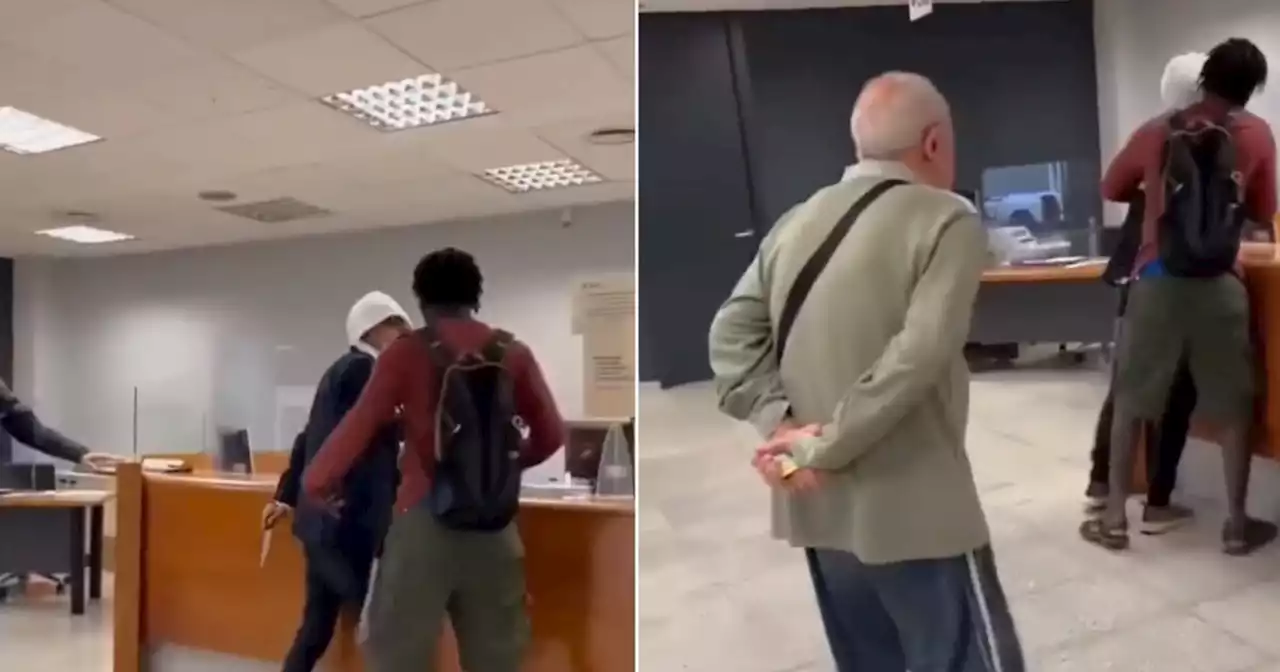 Hombre se enfrentó a ladrón que intentó asaltar un banco: impresionante video