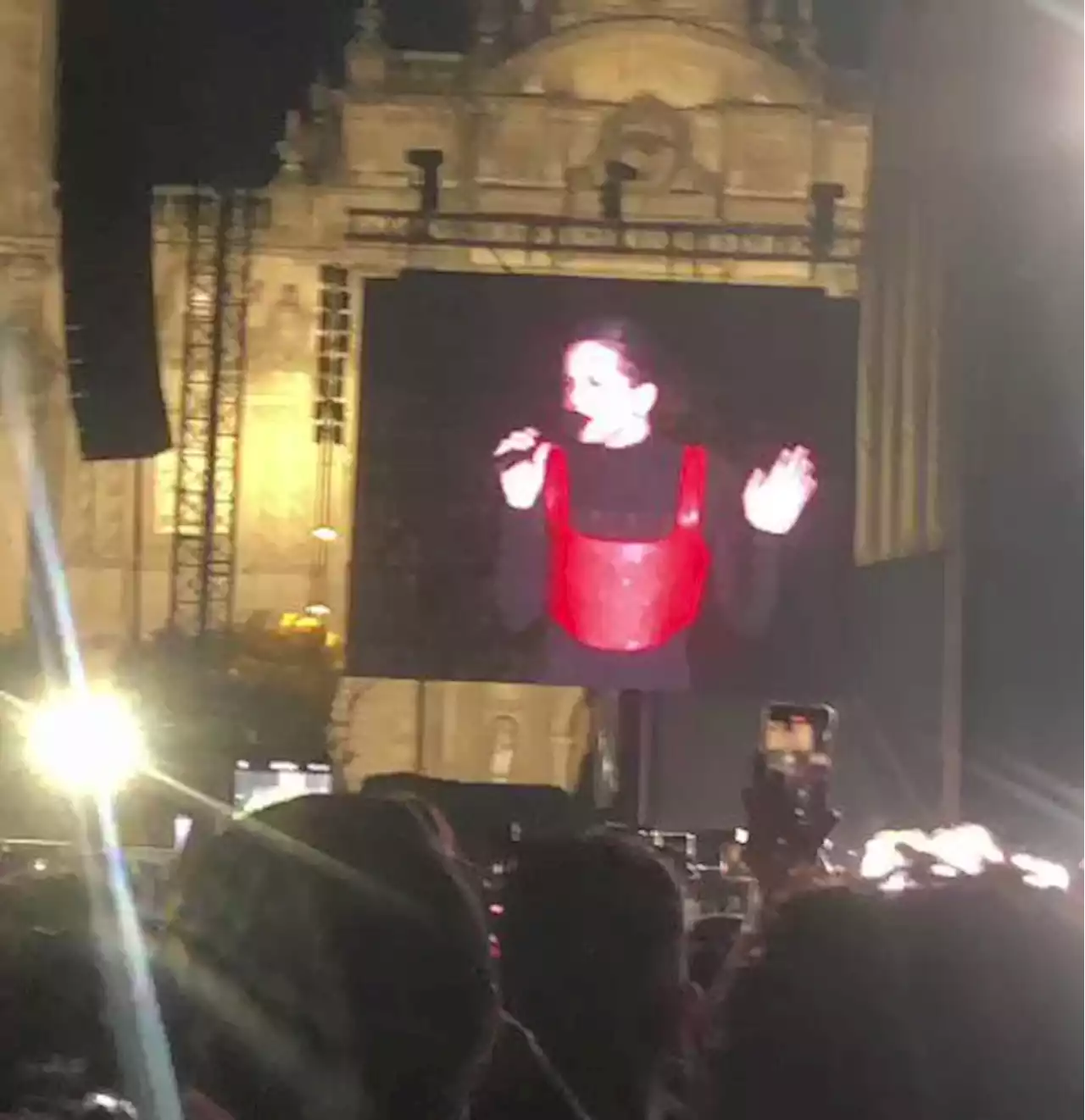 Rosalía conmueve al interpretar “La Llorona” en el Zócalo (Video)