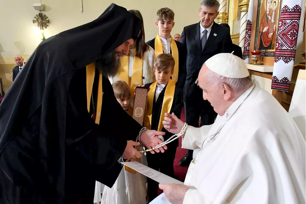 Pope, meeting Ukrainian refugees, says better future possible