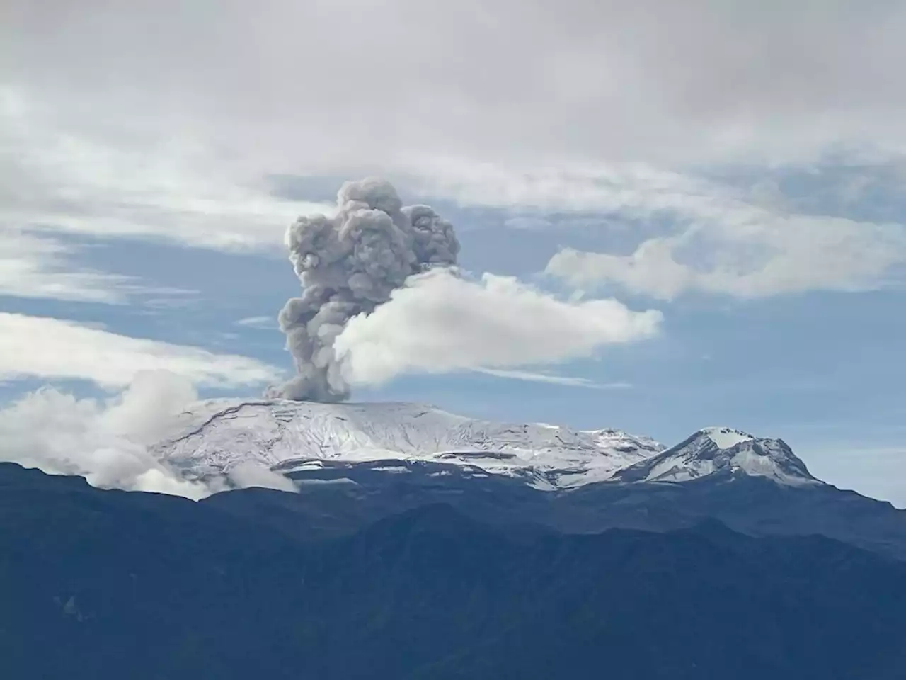 Volcán Nevado del Ruiz, en vivo 🔴: el servicio geológico sigue monitoreando el riesgo de erupción en este puente festivo