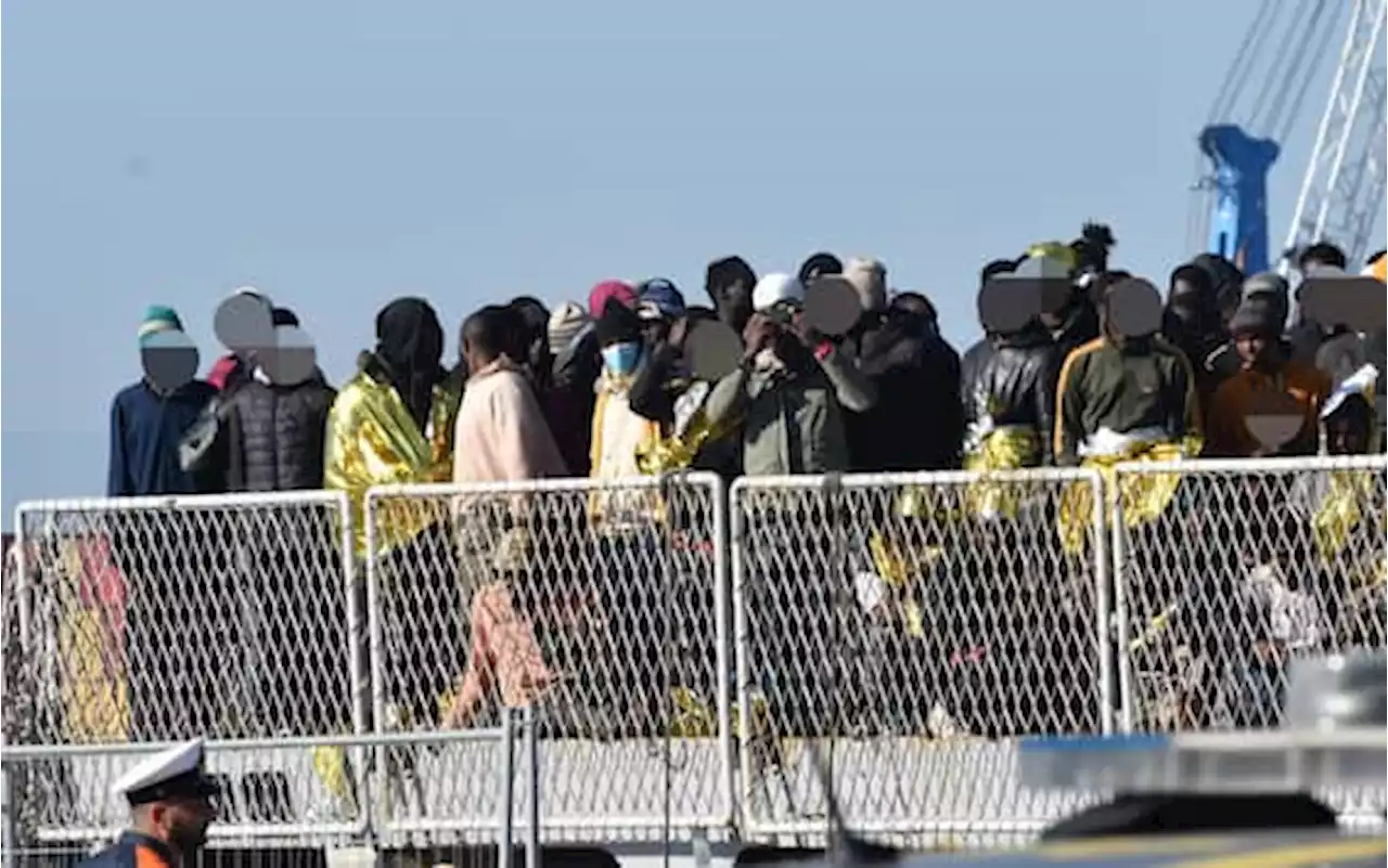 Migranti, continuano gli sbarchi. In 300 a Lampedusa in poche ore