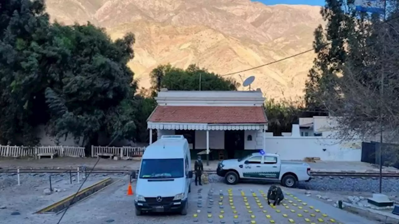 Secuestran 149 kilos de cocaína que estaban ocultos en el techo de una camioneta en Jujuy