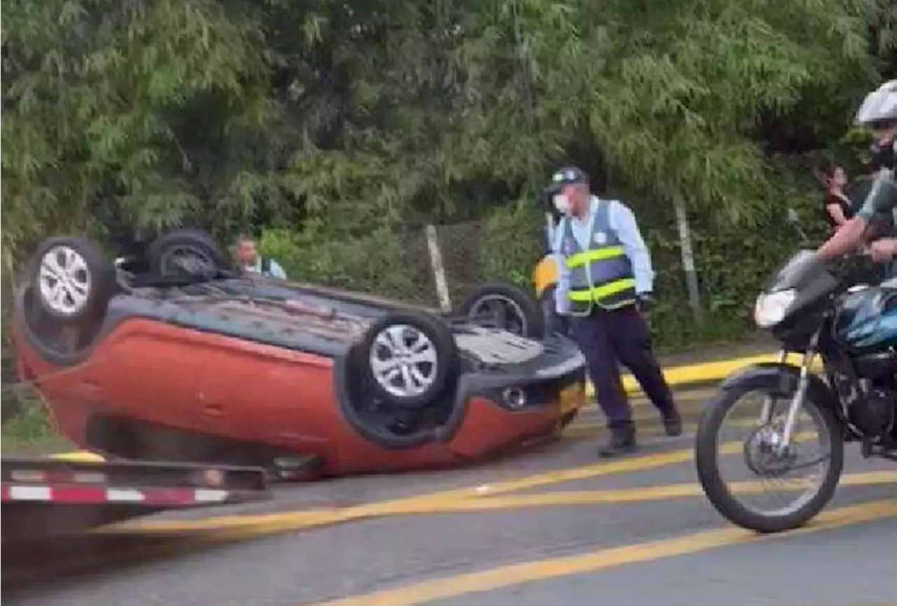 Carro se volcó y el conductor lo dejó abandonado en Bucaramanga