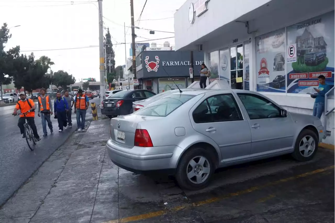 Negocios del bulevar V. Carranza de Saltillo invaden derechos del peatón con estacionamientos en banquetas