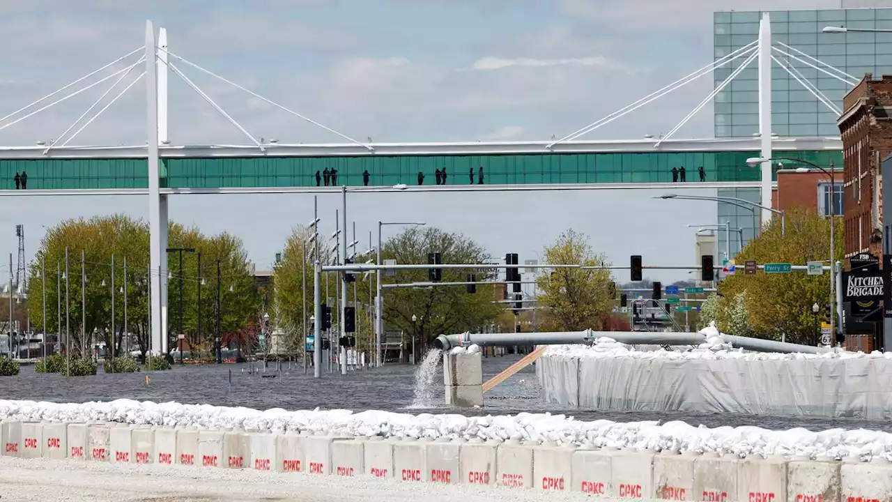 Flood concerns rise as Mississippi River crests in Iowa city