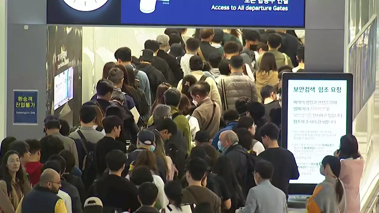 '황금연휴' 첫날 인천공항 '북적'...'모처럼 설레는 여행'