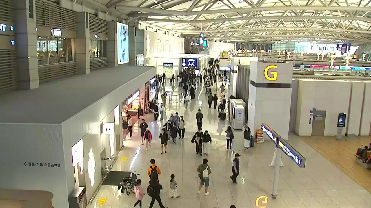 '황금연휴' 첫날 인천공항 풍경...가족·연인 발길 이어져