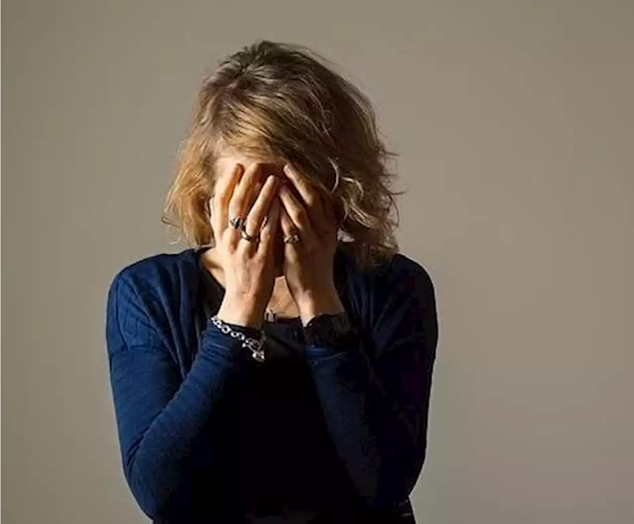 باحثون يكافحون أعراض سن اليأس | صحيفة الخليج