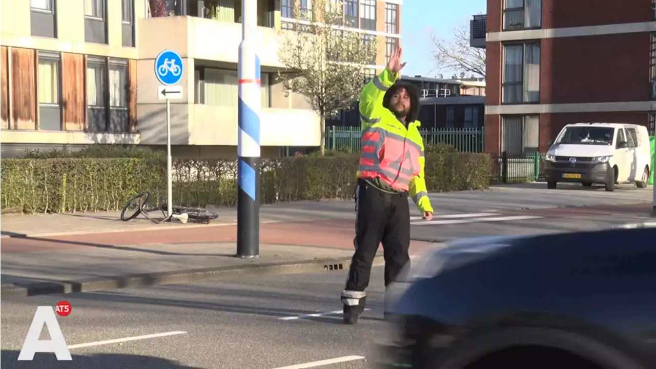 Al dagen verkeerschaos in Nieuw-West, bewoner grijpt in en regelt zelf verkeer