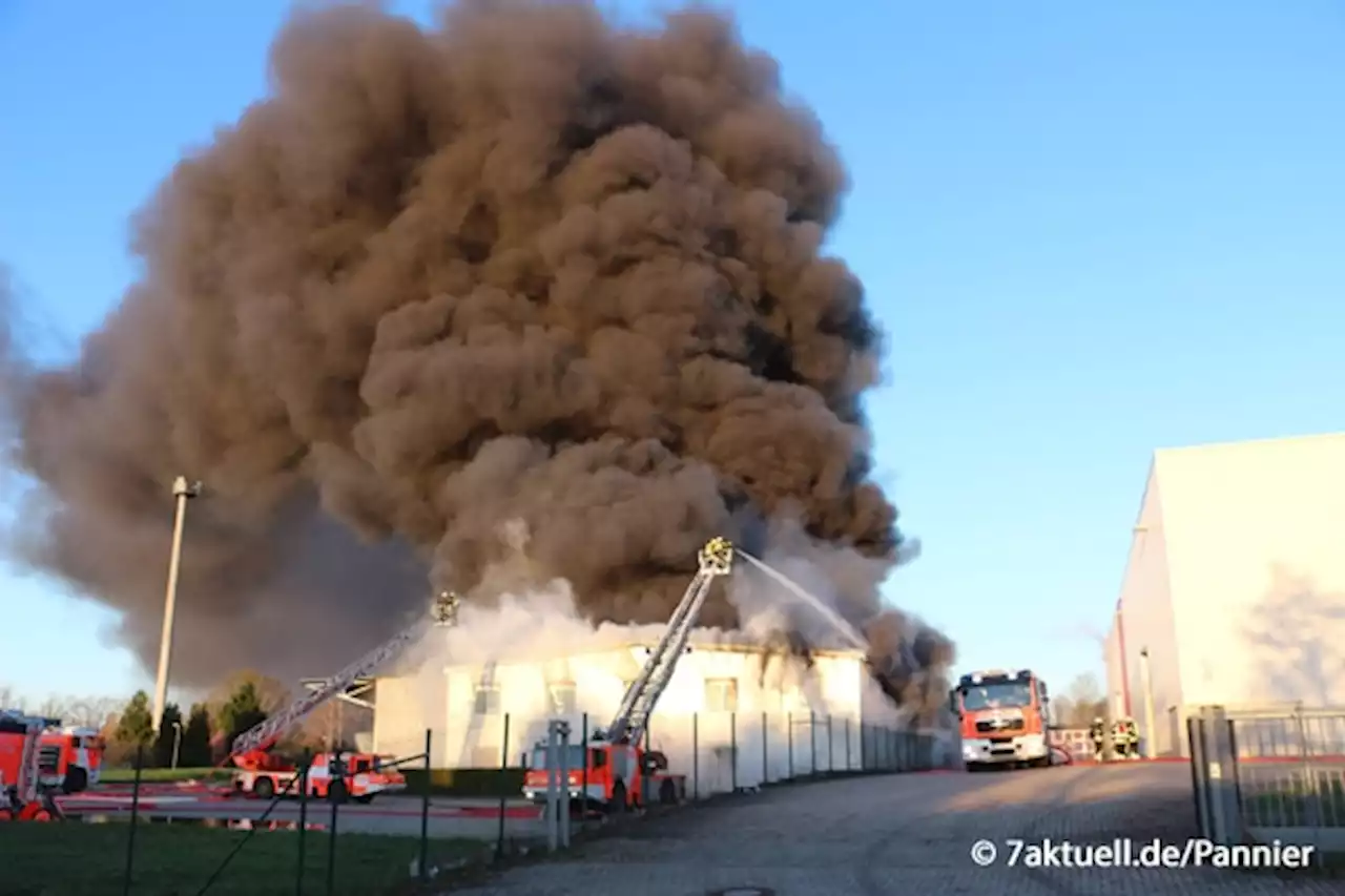 Großbrand in Lagerhalle im Leipziger Norden