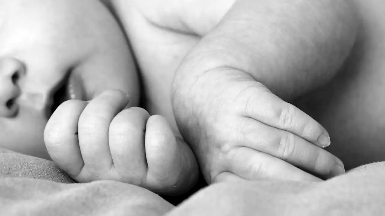 Il juge son bébé 'moche' et prend une décision surréaliste envers sa femme