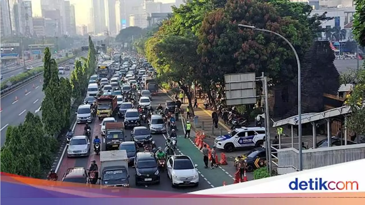 Akses ke Polda Metro Ditutup, Warga Parkir Motor di Trotoar Sudirman