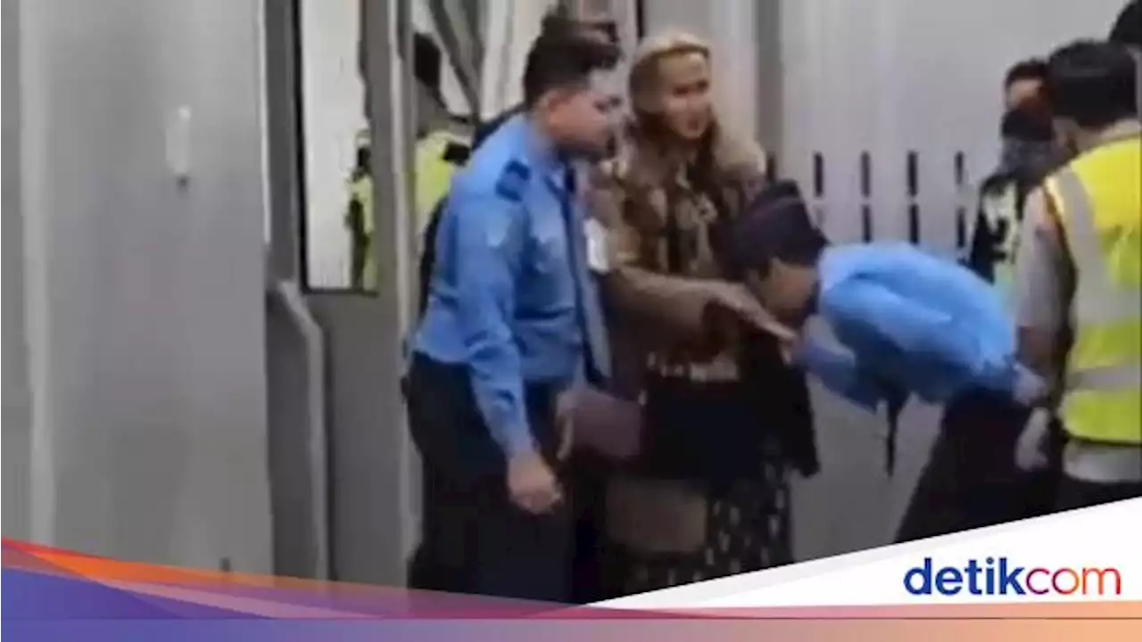 Avsec Dipecat Jemput Habib Bahar di Pintu Pesawat, Pengamat: Bukan Tugas Avsec!