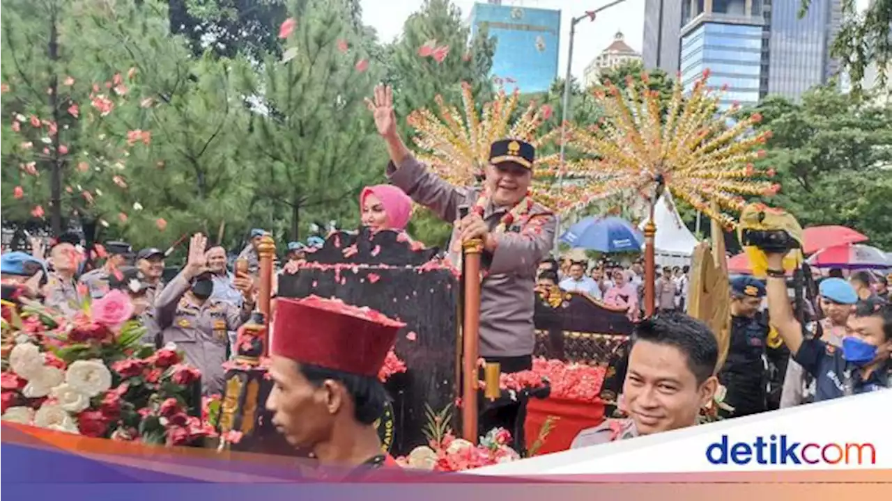 Pesta Farewell, Irjen Fadil Dilepas Pakai Kereta Kencana di Polda Metro