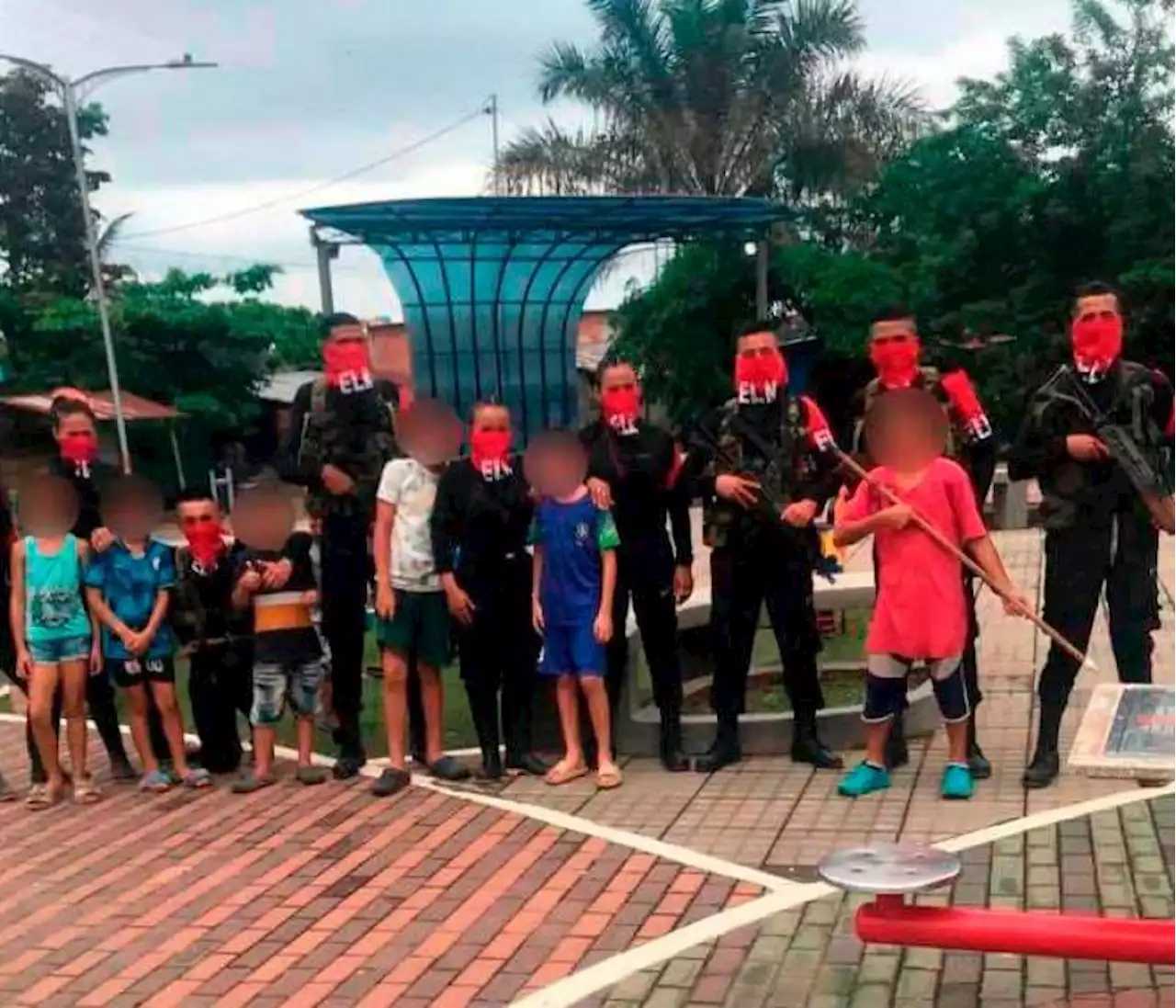 Indignación en redes: miembros del ELN se toman fotos con varios niños