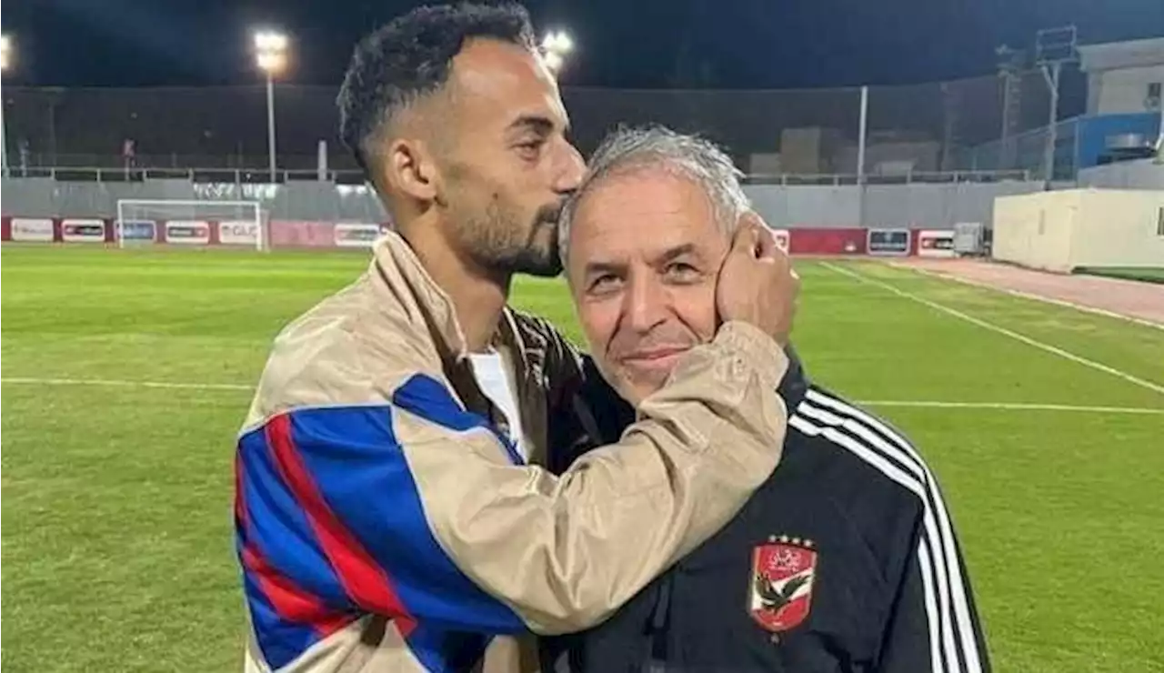 لاعب الأهلي المصري عبد القادر يقبّل رأس المدرب معتذراً