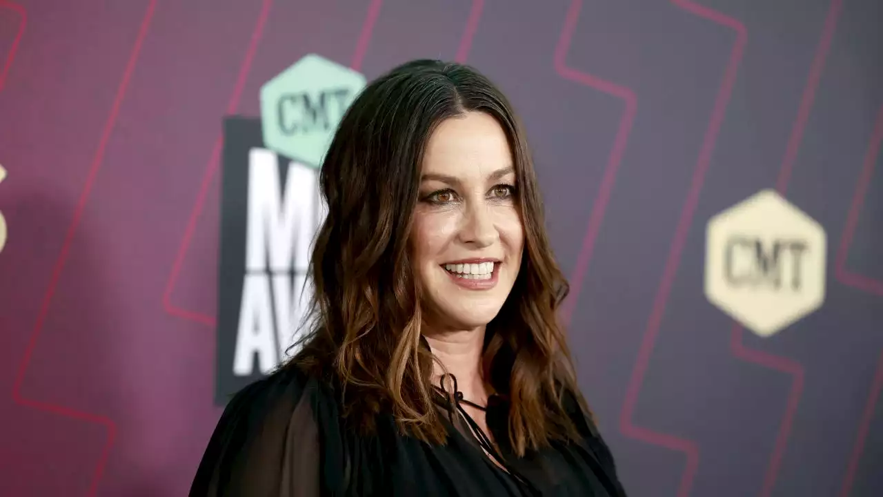 Alanis Morissette Reveals Plan to Ask Shania Twain for a Collab