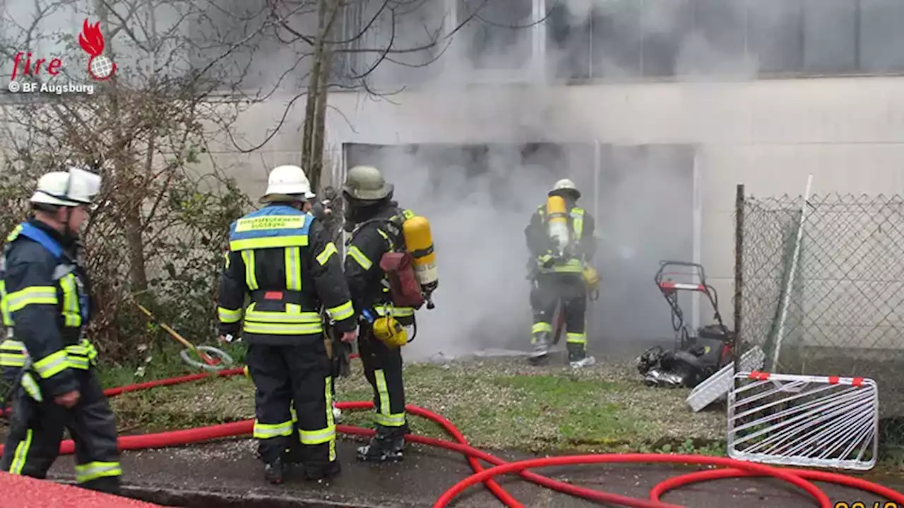 Bayern: Flammenschlag aus Zimmer und Feuer in Industriehalle in Augsburg