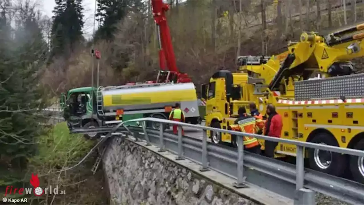 Schweiz: Davonrollendes Lkw-Gespann durchbricht Leitplanke auf Brücke