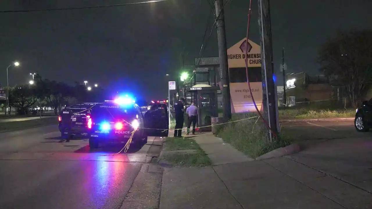 Man found shot at Houston bus stop dies at hospital