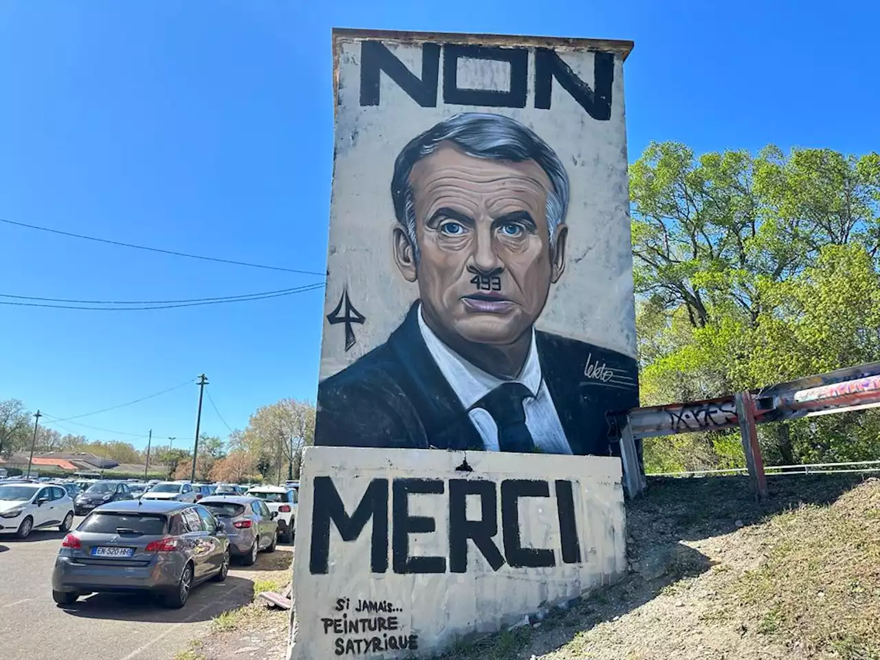 Une nouvelle fresque représente Emmanuel Macron caricaturé en Adolf Hitler à Avignon