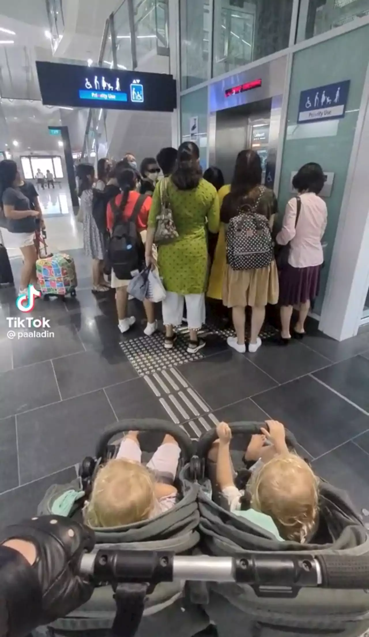 Foreigner with kids in a stroller complains about not being given way in MRT lift - Singapore News