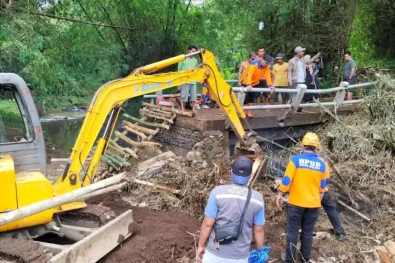 Jembatan Penghubung 2 Desa di Probolinggo Terputus Akibat Banjir