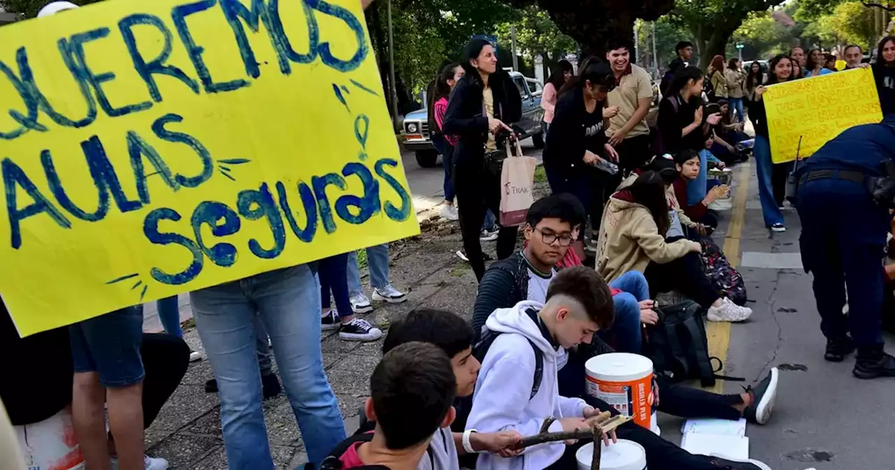 Nuevo reclamo en la calle de padres y docentes de la Escuela Roma en Córdoba capital | Ciudadanos | La Voz del Interior