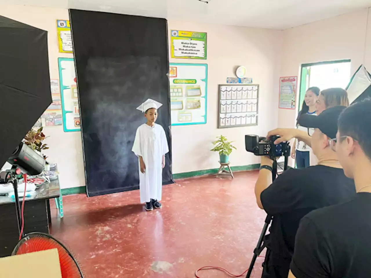 Eastern Samar lensmen providing free graduation photos to 1,000 students